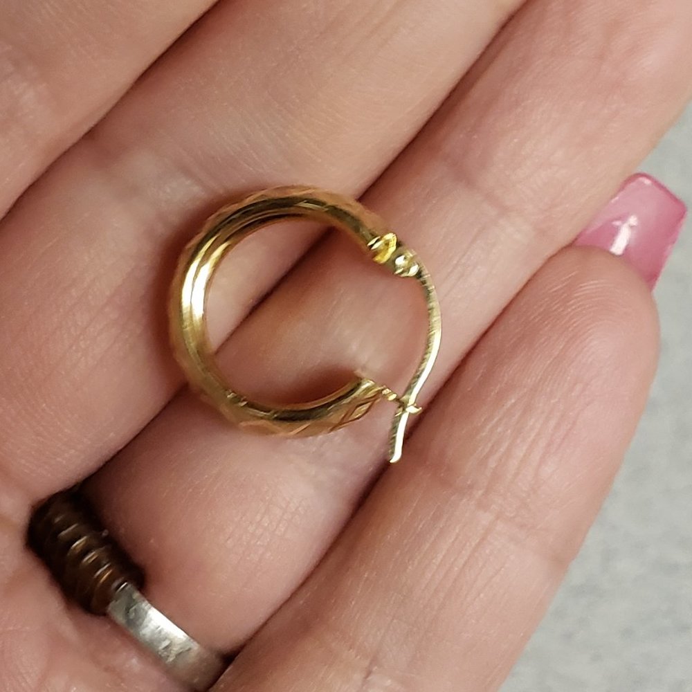 Diamond Cut Hoop 14K Yellow Gold Earrings - Picture 4 of 6